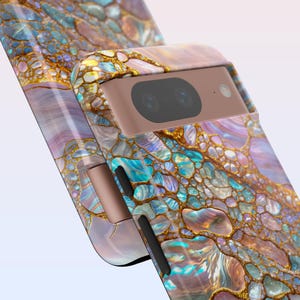 Mother-of-pearl phone case with iridescent effect