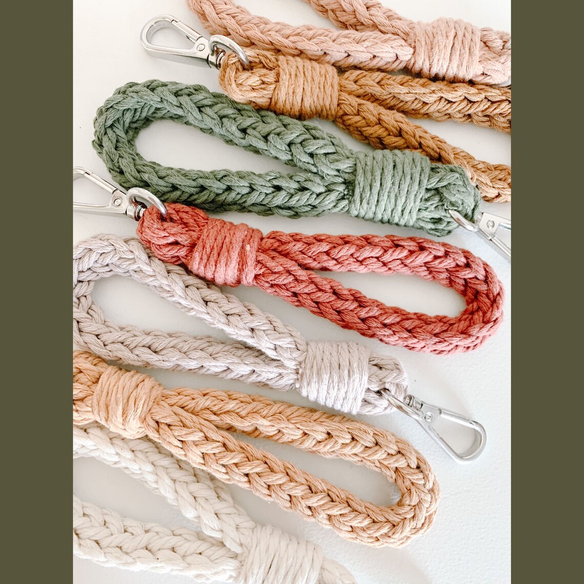 CROCHETED MINI FRINGE KNOT WRISTLET • black
