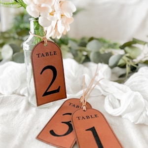 Étiquette de numéro de table de mariage unique, décoration de table moderne pour une réception de mariage, décoration pour un mariage élégant, étiquette en cuir pour sièges, étiquette de table d'assignation