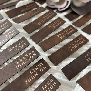 Tarjeta de lugar de cuero vegano, etiqueta de nombre para boda, servilletero de cuero, nombre, lugar, recuerdo de boda personalizado, asientos asignados para boda personalizados