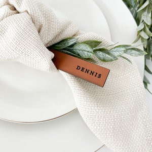 Vegan lederen naamplaatje aangepaste verjaardag plaatskaart verjaardag servetring gunst verjaardagsfeestje decor gepersonaliseerde cadeaulabel modern feest