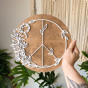 Signo de la paz de madera redondo, decoración de pared hippie de madera, letrero floral de madera, decoración de pared boho de madera, decoración de los años 70, regalo para ella, decoración de oficina, decoración del hogar hippie, boho