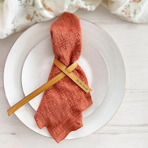 table setting modern wedding