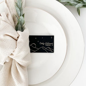 Aangepaste bruiloft naamplaatje bruiloft decor rustieke plaatskaart moderne bruiloft gunst naam couvert gegraveerde plaatskaart boho bruiloft decor