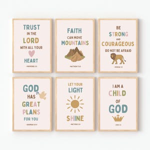 Puede incluir: Seis impresiones artísticas enmarcadas con citas inspiradoras en colores pastel. Las impresiones presentan frases como "Confía en el Señor", "La fe puede mover montañas" y "Sé fuerte y valiente". Cada impresión tiene una ilustración.