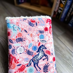 Custodia del libro con chiusura con cinturino tascabile Floreale Cavalli selvaggi Unicorni copertina rigida imbottita Grande lettore Amanti libreschi Regalo lei lui Loro iPad Tablet