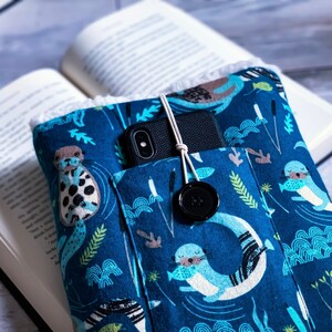 Verspielte Otterbuch Hülle: Sherpa gefütterte Buchhülle mit Kartenfach