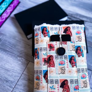 Custodia per libri con chiusura a bottone e tasca Disney Moana e Pua, grande lettore con motivo Bookish Lover, regalo per lui, lei, iPad, tablet
