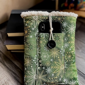 Green & Gold Snowflake Book Sleeve: Sherpa Lined Tablet Cosie with Pocket