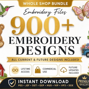 Pode incluir: Um gráfico digital que promove um pacote de mais de 900 desenhos de bordado. O texto diz Whole Shop Bundle, Embroidery Files, 900+ Embroidery Designs, All Current & Future Designs Included, Instant Download, Lifetime Access, Commercial Use, Future Updates Included e Premium Quality. As ilustrações incluem uma flor, um beija-flor, uma borboleta, um bastidor de bordado, um urso de pelúcia, um sapo, uma âncora, um caminhão azul com flores, um celeiro vermelho e um girassol.