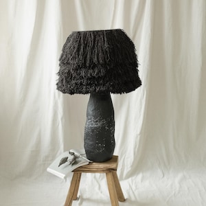 Skulpturale Lampe Schwarz Wolllampenschirm, handgefertigte umweltfreundliche Beleuchtung, moderne Japandi Wabi-Sabi Tischlampe, große Stehlampe