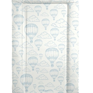 Könnte beinhalten: Eine weiße Wickelauflage mit einem sich wiederholenden Muster aus blauen Heißluftballons und flauschigen Wolken. Die Ballons variieren in der Größe und sind mit Linien detailliert. Die Auflage hat eine rechteckige Form mit abgerundeten Ecken.