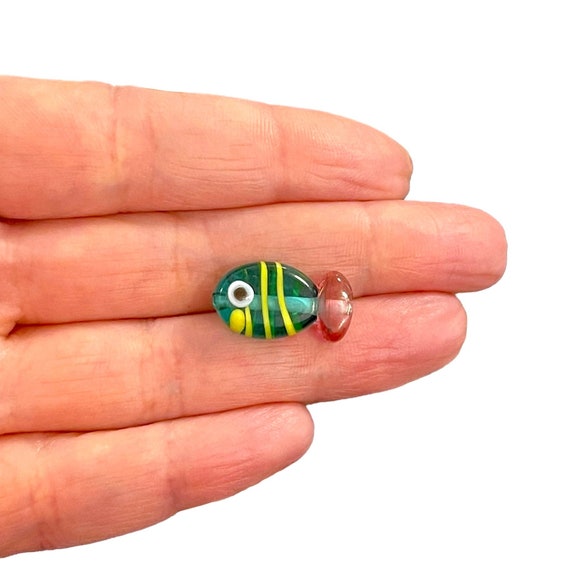 手作りのムラーノガラスの緑の魚のチャーム、 - Etsy 日本