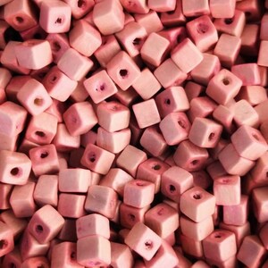 5 x 5 mm 木製キューブビーズ、木製キューブスペーサー - ピンク色、50 グラムパック