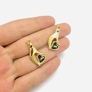 24kt vergulde hand met zwart geëmailleerd hart geschreven liefde charmes, 2 stuks in een verpakking