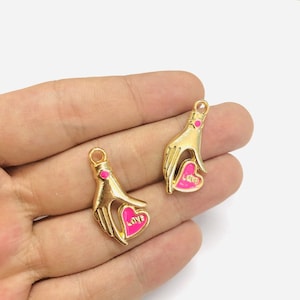 24kt vergulde hand met roze geëmailleerd hart geschreven liefde charmes, 2 stuks in een verpakking