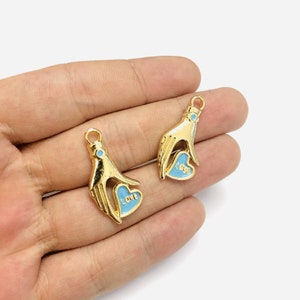 24kt vergulde hand met blauwe geëmailleerde hart geschreven liefde charmes, 2 stuks in een verpakking