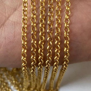 Könnte beinhalten: Nahaufnahme von mehreren goldenen Ketten, wahrscheinlich für die Schmuckherstellung. Die Ketten sind dünn und filigran, mit einer glatten, polierten Oberfläche.