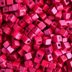 5x5mm houten kubus kralen, houten kubus afstandhouders- rode kleur, 50 gr pack