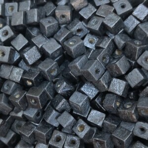 5 x 5 mm 木製キューブビーズ、木製キューブスペーサー - ブラックカラー、50 グラムパック