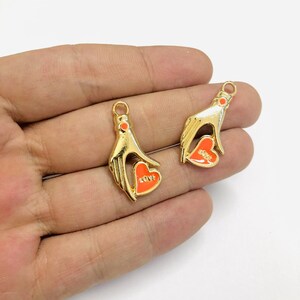 24kt vergulde hand met neon oranje geëmailleerd hart geschreven liefde charmes, 2 stuks in een verpakking