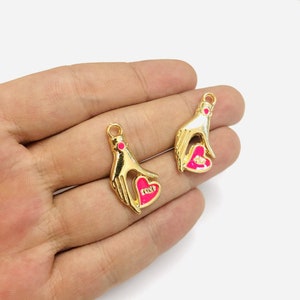 24kt vergulde hand holding neon roze geëmailleerd hart geschreven liefde charmes, 2 stuks in een verpakking