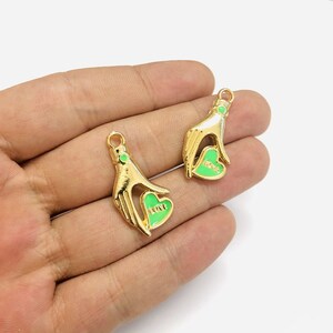24kt vergulde hand met neon groen geëmailleerd hart geschreven liefde charmes, 2 stuks in een verpakking