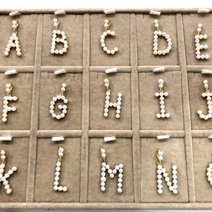 Colgantes con iniciales, colgantes con letras del alfabeto iniciales, estilo perla blanca en tono dorado de 24 k de la A a la Z, colgantes con iniciales en oro, collar con iniciales
