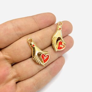 24kt vergulde hand met rode geëmailleerde hart geschreven liefde charmes, 2 stuks in een verpakking