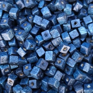5 x 5 mm 木製キューブビーズ、木製キューブスペーサー - ネイビーブルー色、50 グラムパック
