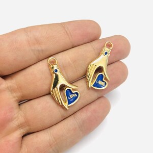 24kt vergulde hand holding marine geëmailleerd hart geschreven liefde charmes, 2 stuks in een verpakking