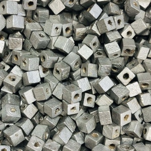 シルバーメッキ 5 x 5 mm 木製キューブビーズ、木製キューブスペーサー - シルバーメッキ、50 グラムパック