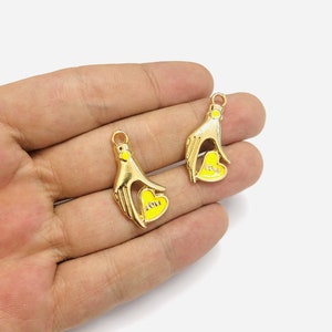 24kt vergulde hand holding neon geel geëmailleerd hart geschreven liefde charmes, 2 stuks in een verpakking