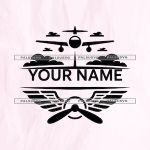 Puede incluir: Gráfico en blanco y negro de un avión con el texto "YOUR NAME" en una pancarta. El diseño incluye nubes, alas y una hélice, adecuado para productos con temática de aviación.