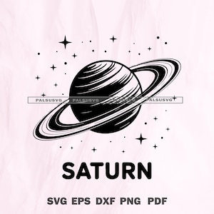 Op de afbeelding: Zwart-wit illustratie van Saturnus met zijn ringen en sterren. Het woord "SATURN" staat onder de planeet. De tekst "SVG EPS DXF PNG PDF" is ook opgenomen.