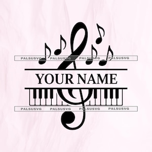 Op de afbeelding: Zwart-wit muzikaal ontwerp met een G-sleutel, muzieknoten en pianotoetsen. De tekst "YOUR NAME" is gecentreerd boven de pianotoetsen. Het ontwerp staat op een lichtroze achtergrond.