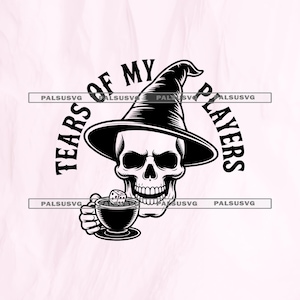 Puede incluir: Una ilustración gráfica en blanco y negro de una calavera con un sombrero de bruja puntiagudo, sosteniendo una taza que contiene un dado. El texto "TEARS OF MY PLAYERS" está arqueado sobre la calavera. La imagen incluye una marca de agua PALSUSVG.