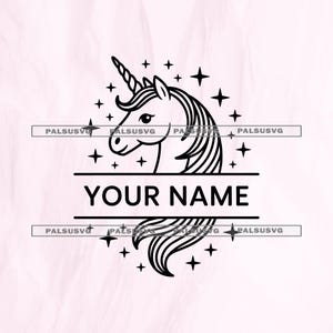 Peut inclure: Illustration en noir et blanc d'une tête de licorne avec une corne, une crinière et des étoiles. Le texte "YOUR NAME" est centré en dessous, avec des lignes horizontales au-dessus et en dessous. Fond rose clair.
