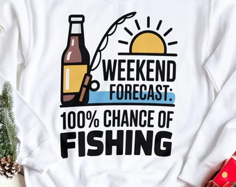 Puede incluir: Sudadera blanca con un diseño gráfico que presenta una botella de cerveza, una caña de pescar y un sol. El texto dice "Weekend Forecast: 100% Chance of Fishing" en negro. Una camiseta divertida e informal para los amantes de la pesca.