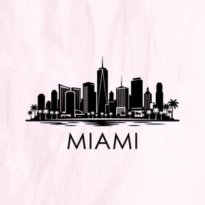 Op de afbeelding: Een zwarte silhouetgrafiek van de skyline van Miami met diverse wolkenkrabbers en palmbomen aan de basis, met het woord MIAMI gedrukt in een strak, schreefloos lettertype dat direct onder de illustratie van het stadsgezicht is gecentreerd.