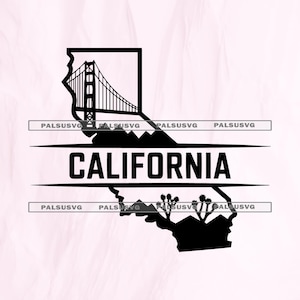 Puede incluir: Silueta negra del mapa del estado de California con el Golden Gate Bridge, montañas y plantas del desierto. La palabra "CALIFORNIA" está centrada debajo del puente. El diseño está sobre un fondo rosa claro.