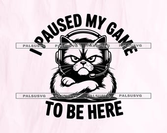 Puede incluir: Un diseño gráfico en blanco y negro que muestra a un gato gruñón con auriculares de juego y los brazos cruzados. El texto dice I PAUSED MY GAME TO BE HERE. El diseño incluye barras horizontales con el texto PALSUSVG repetido en la imagen.
