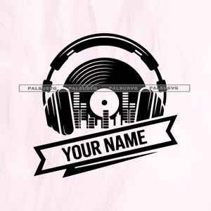 Könnte beinhalten: Schwarz-weiße Grafik mit Kopfhörern, einer Schallplatte und einer Stadtsilhouette. Der Text "YOUR NAME" ist auf einem Banner zu sehen. Geeignet für Musikliebhaber und DJs.