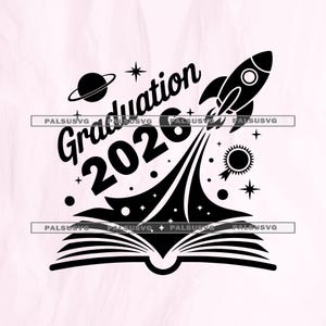 Puede incluir: Diseño gráfico en blanco y negro con un cohete que sale de un libro abierto, con las palabras "Graduation 2020" y elementos celestes como estrellas, un planeta y un sol. El diseño está sobre un fondo rosa claro.