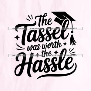 Puede incluir: Gráfico en blanco y negro con temática de graduación con el texto "The Tassel was worth the Hassle" y una ilustración de un birrete. El diseño está sobre un fondo rosa claro.