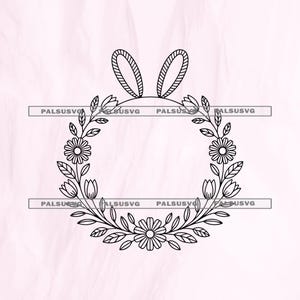 Puede incluir: Diseño de corona floral en blanco y negro con orejas de conejo en la parte superior. La corona está compuesta por flores, hojas y tallos, con un espacio circular en el centro. El diseño está sobre un fondo rosa claro.