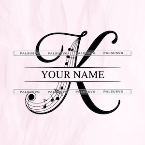 Puede incluir: Un diseño de monograma con la letra K en negro que integra pentagramas y notas musicales en la forma de la letra. El diseño incluye un espacio horizontal dividido con el texto YOUR NAME centrado en negro y la marca de agua PALSUSVG repetida.