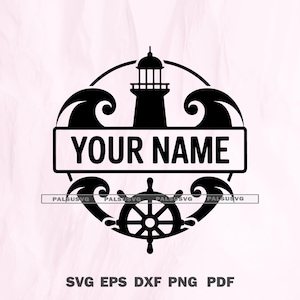 Op de afbeelding: Zwart-wit nautisch ontwerp met een vuurtoren, golven en een scheepsstuur. De tekst "YOUR NAME" wordt weergegeven in een rechthoekige banner. Het ontwerp is omgeven door een cirkelvormig frame.