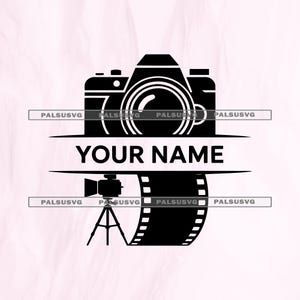 Op de afbeelding: Zwart-wit ontwerp van een camera en filmrol met de tekst "YOUR NAME". Het ontwerp bevat een camera, een filmrol en een videocamera op een statief. Geschikt voor fotografen en videografen.