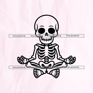 Op de afbeelding: Een zwart-wit cartoon illustratie van een skelet in een zittende yogahouding. Het skelet heeft een grote schedel, ribbenkast en ledematen, met handen en voeten in een lotuspositie. De achtergrond is lichtroze.